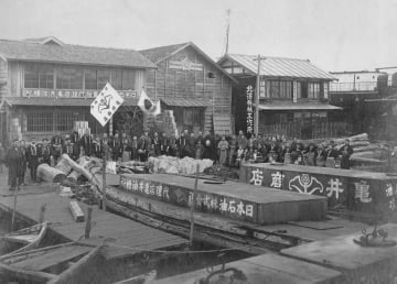 塩釜町北浜の当社倉庫前（大正６年頃）