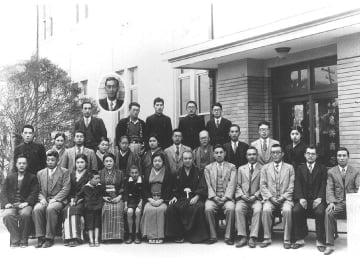 築港本社前での集合写真